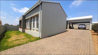 House For Sale in Blue Hills, Midrand